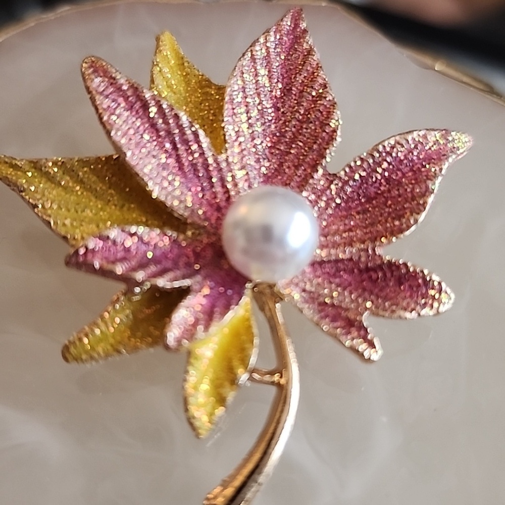 PEARL CENTER SPARKLE  Leaf  Fall BROOCH BEAUTIFUL PINKS AND Yellows - Picture 2 of 6